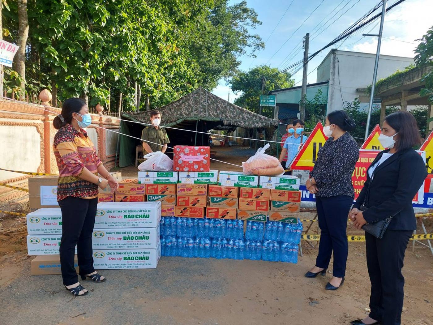 Tặng 15000 túi kẹo dừa sáp cho bà con vùng bị phong tỏa cách ly